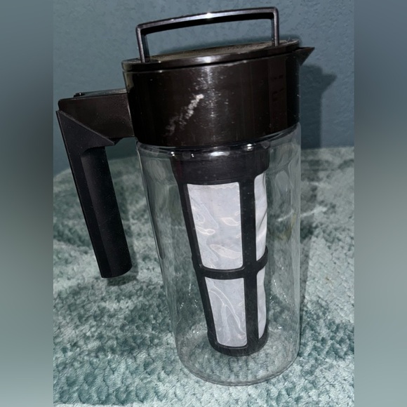 Takeya Deluxe Cold Brew Iced Coffee Maker 1 Quart Black - Picture 2 of 7